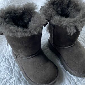 Baby gray Ugg’s size “6